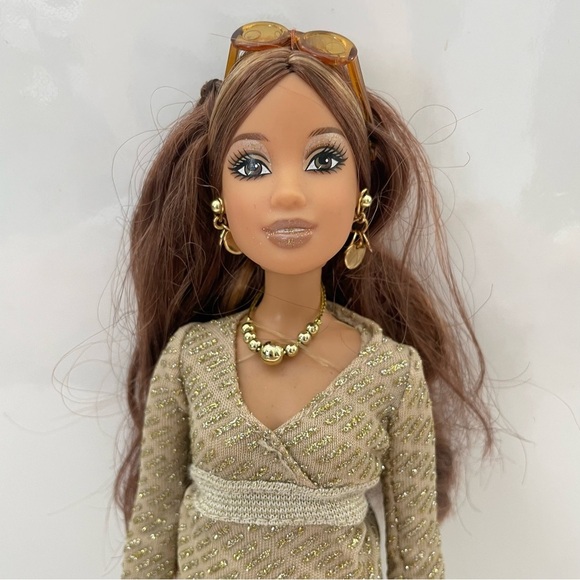 Y2K Barbie Fashion Fever Teresa 2007 Gold Outfit - Picture 3 of 4